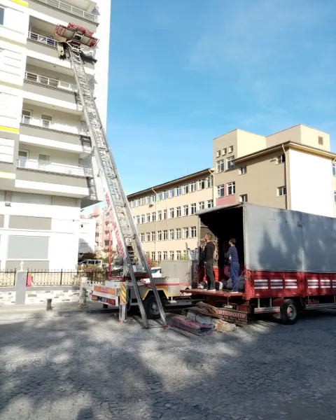 Samsun asansörlü taşıma — dış cephe mobil asansörüyle yüksek kattan eşya indirme