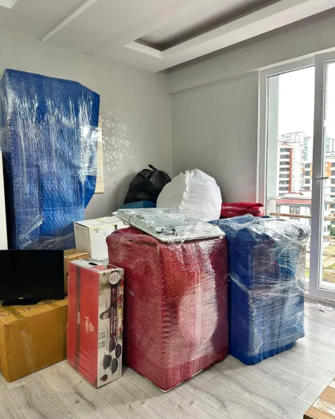 Parça eşya taşıma — balonlu naylonla paketlenmiş beyaz eşya ve koliler